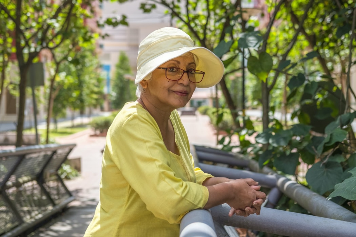 10 symptoms of overheating in seniors, woman in the sun with a brimmed hat